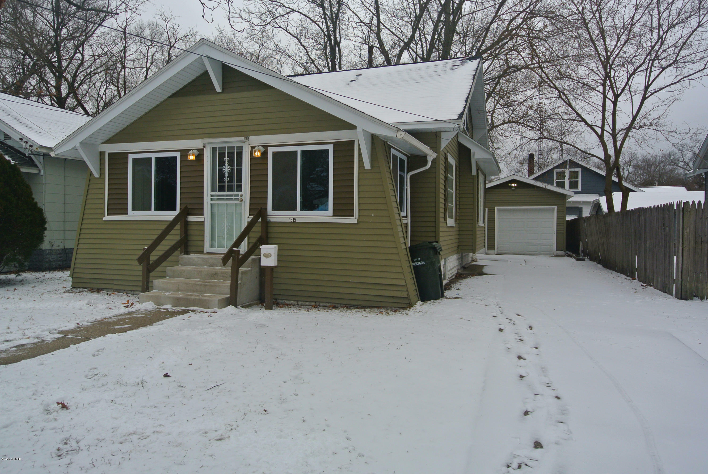 Property Photo: 1615 Dyson Street MI 49442