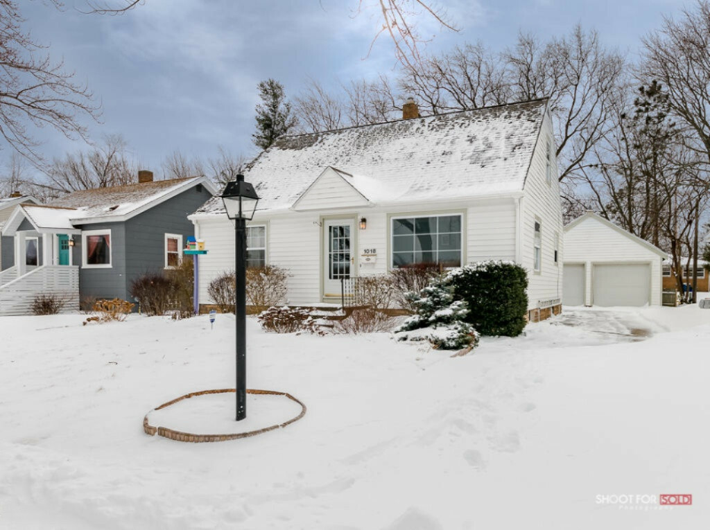 Property Photo:  1018 Grant Avenue  MI 49417 