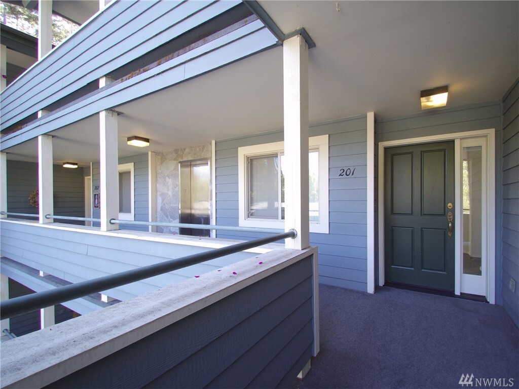 Property Photo: 710 Del Guzzi Drive 201 WA 98362