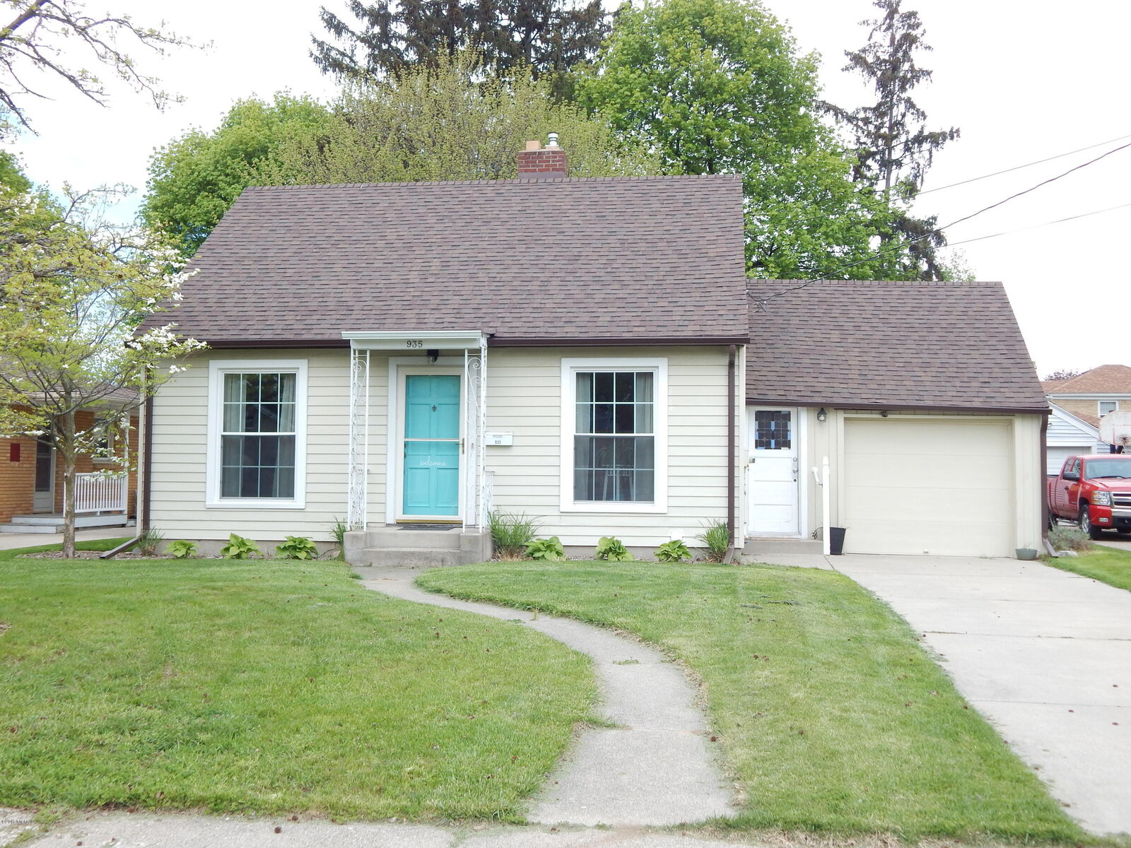 Property Photo:  935 Northlawn Street NE  MI 49505 