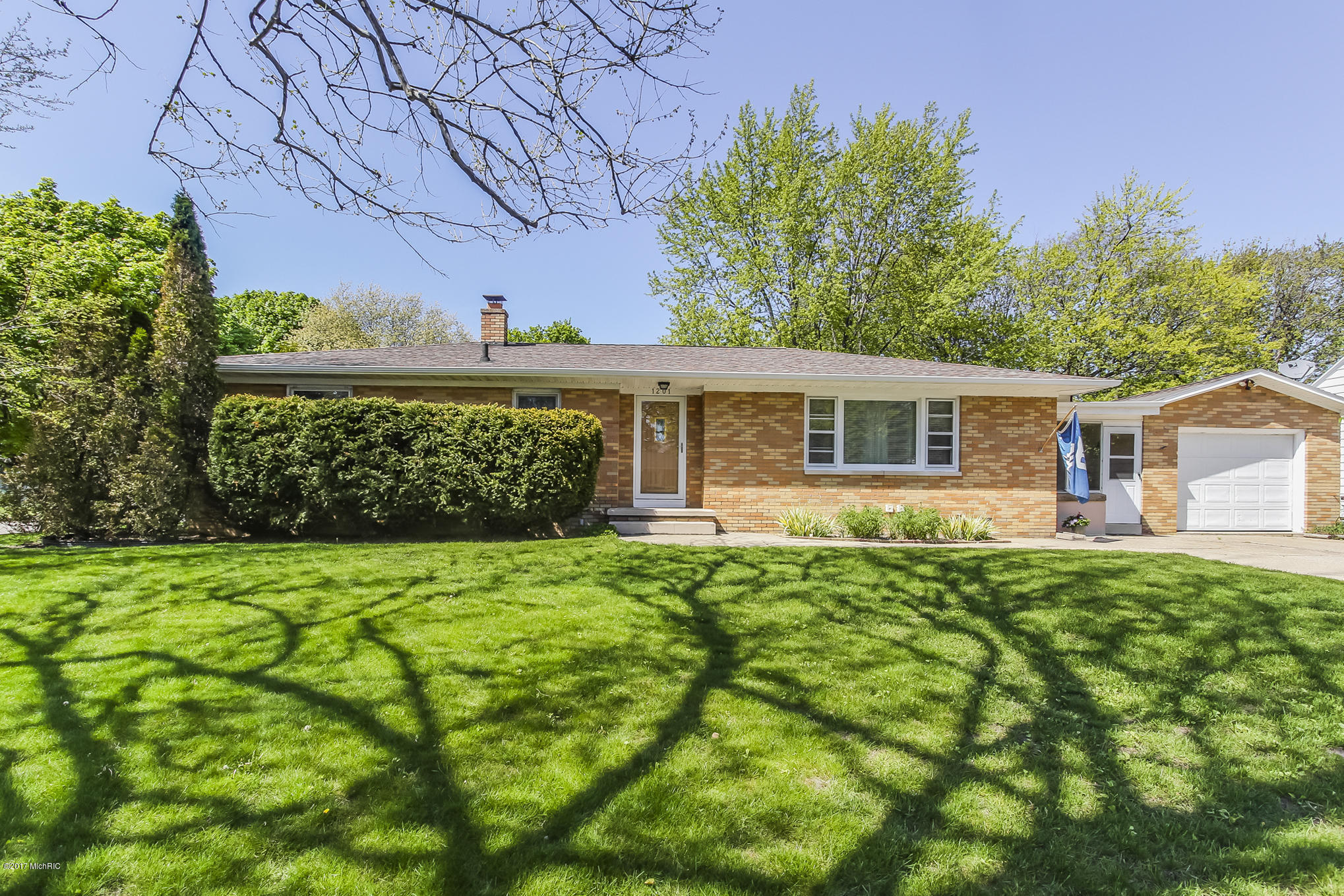 Property Photo: 1201 Woodlawn Avenue MI 49417