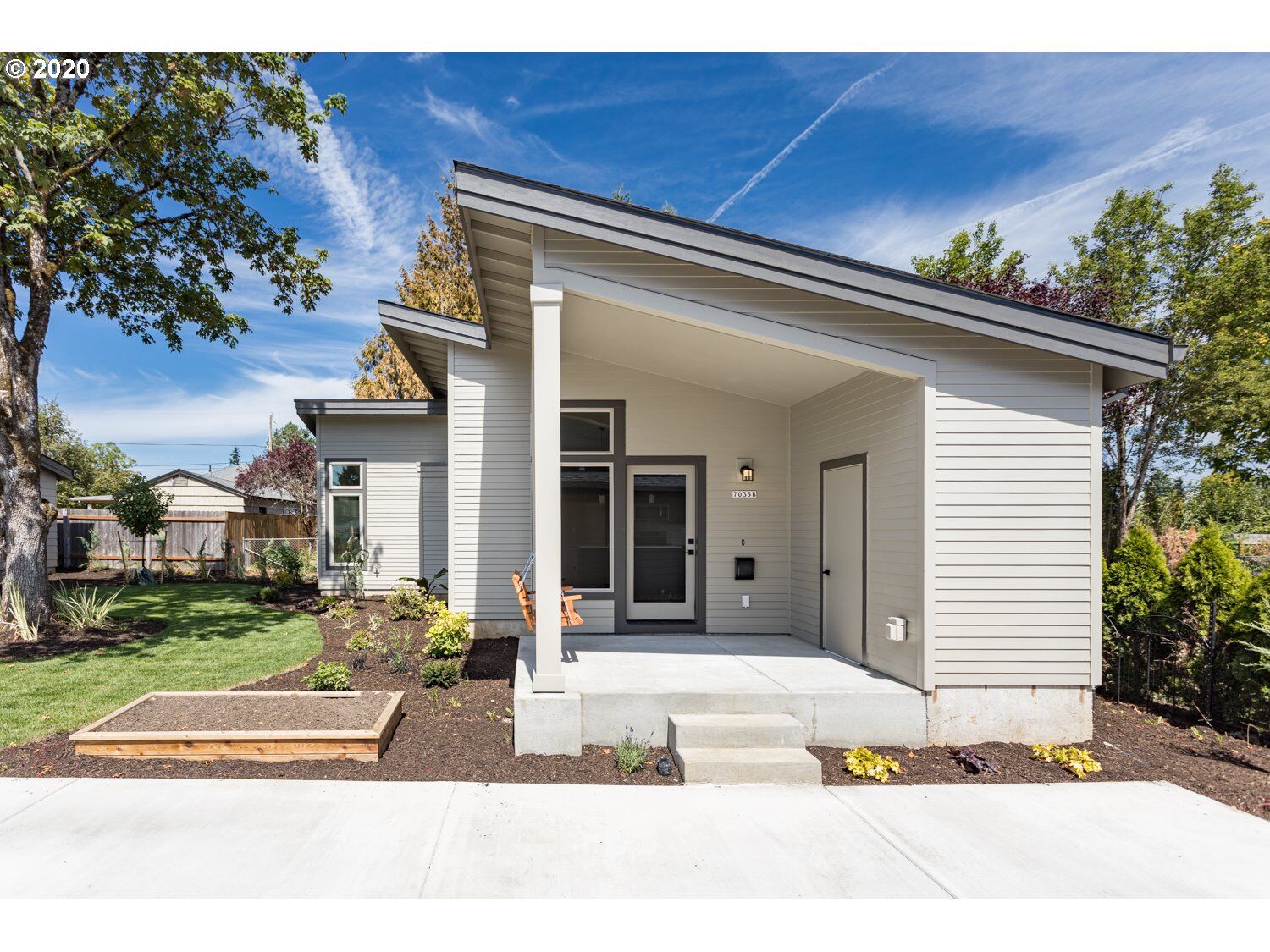 Property Photo:  7035 SE Sherrett St B  OR 97206