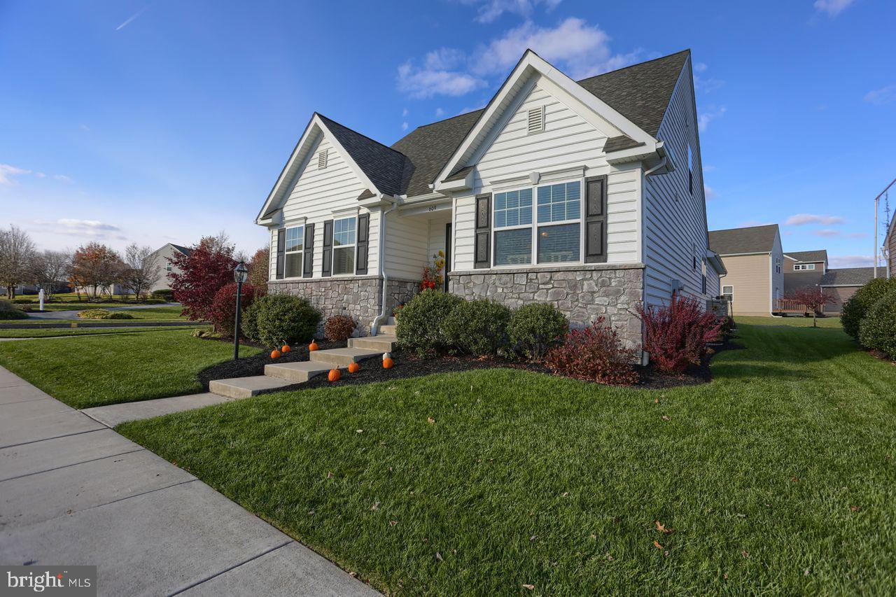 Property Photo: 609 Shadetree Boulevard PA 17547