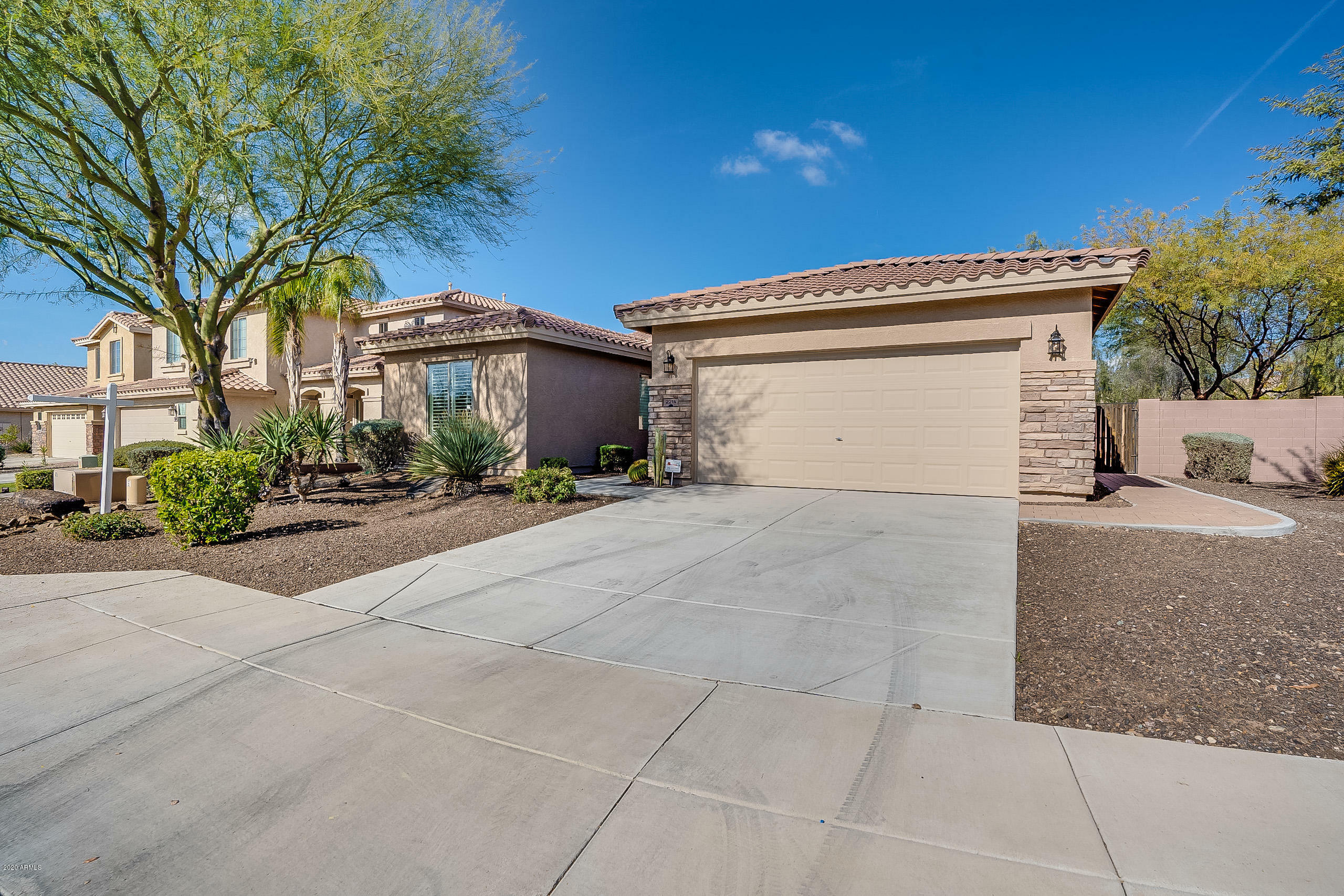 Property Photo:  2214 W Oberlin Way  AZ 85085 