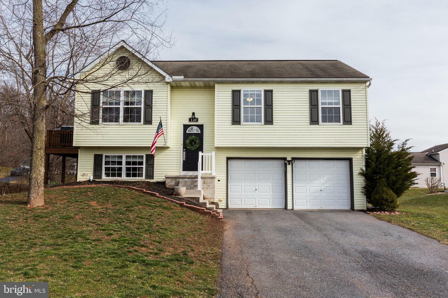 Property Photo:  110 Skipjack Way  PA 17502 