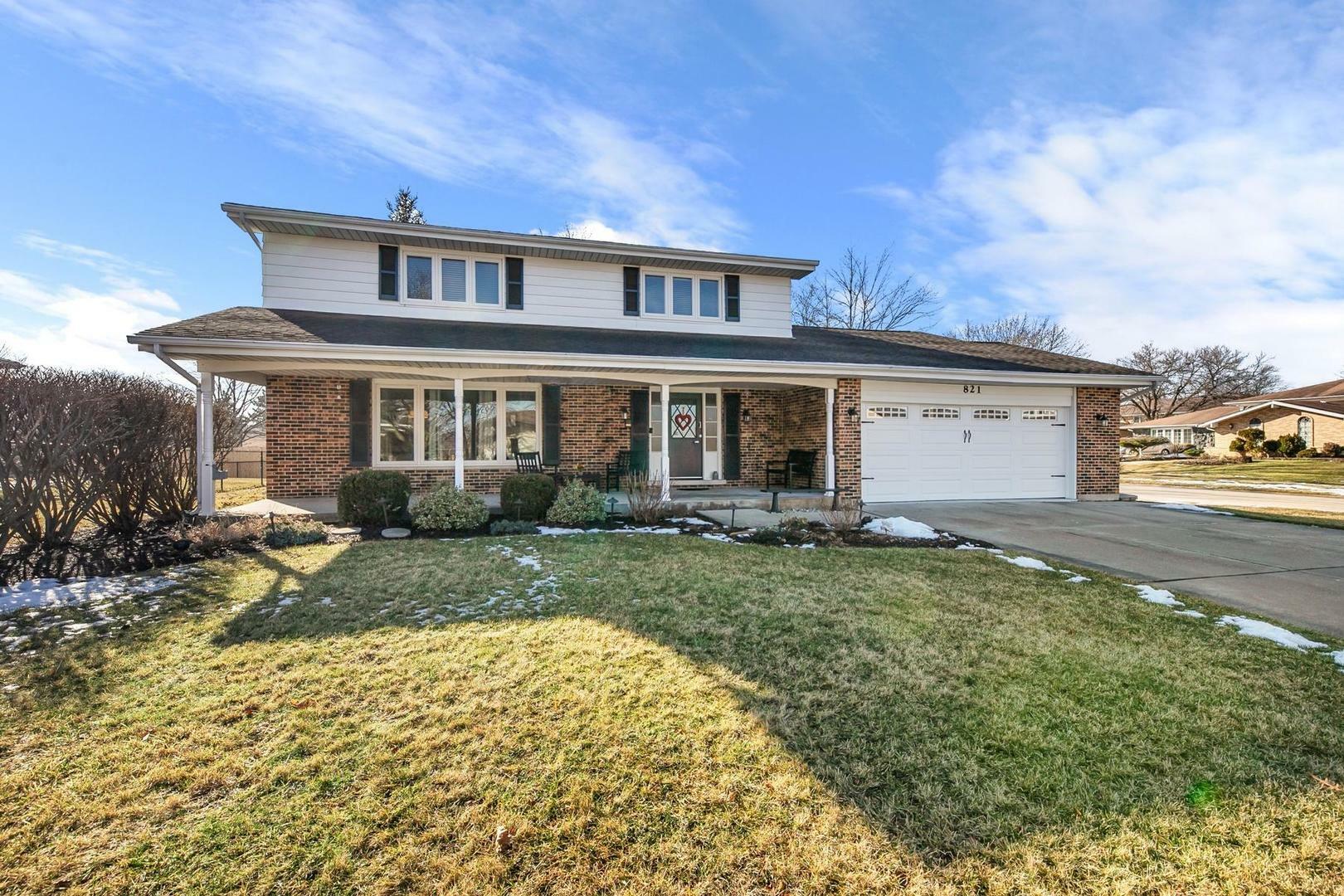 Property Photo:  821 Comstock Lane  IL 60561 