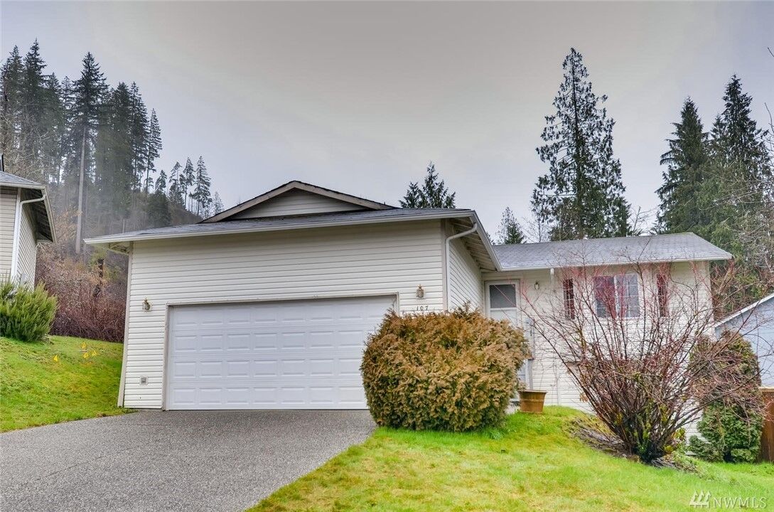 Property Photo: 107 Meadow Ct WA 98252