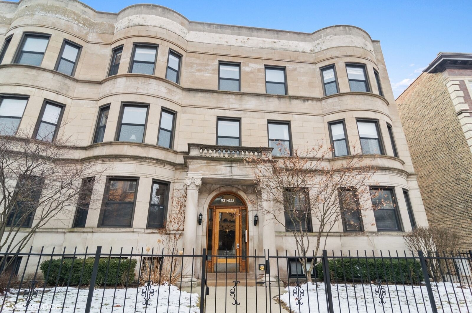 Property Photo:  921 West Belle Plaine Avenue 3  IL 60613 