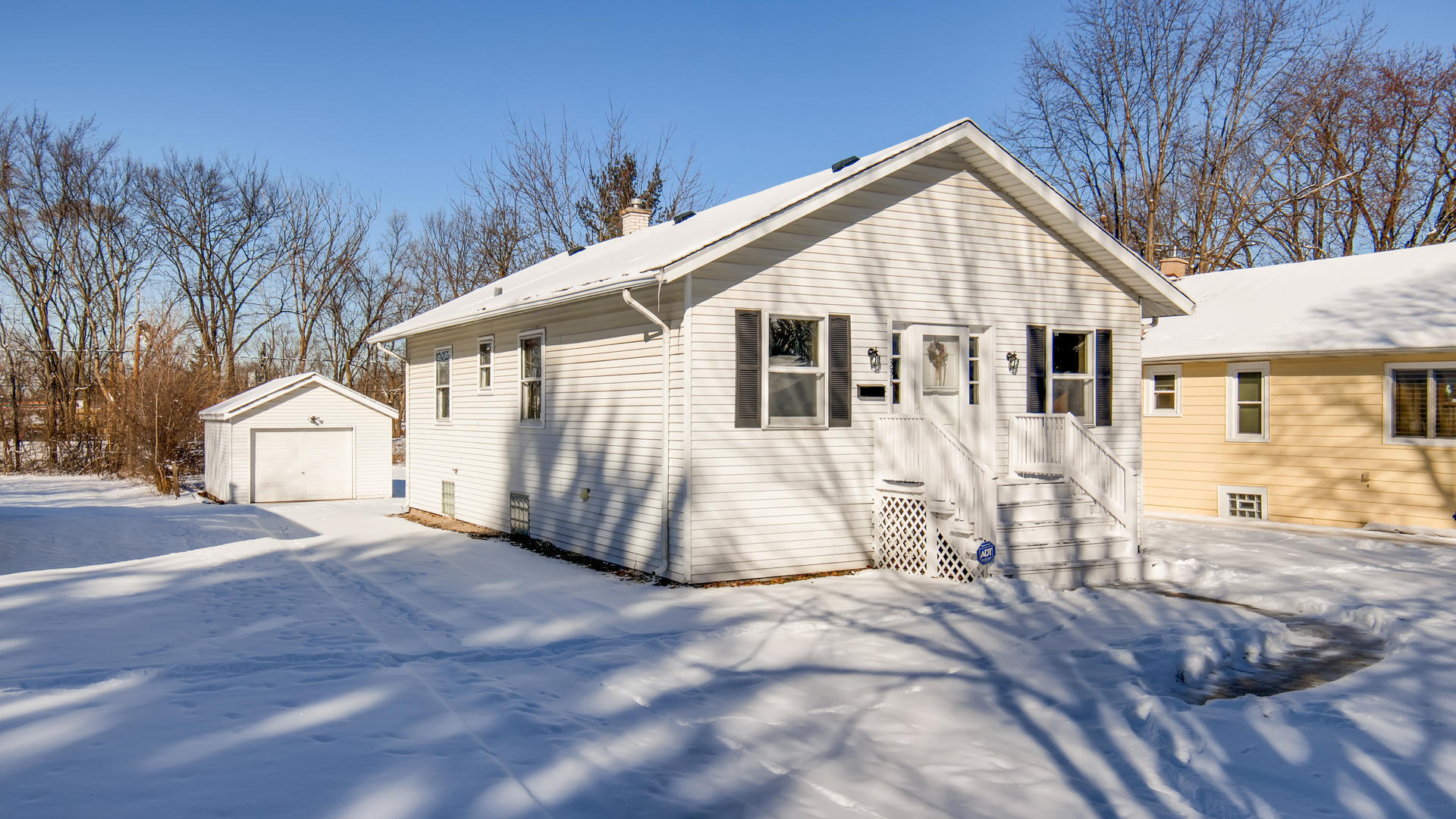 Property Photo: 336 West Kenilworth Avenue IL 60181