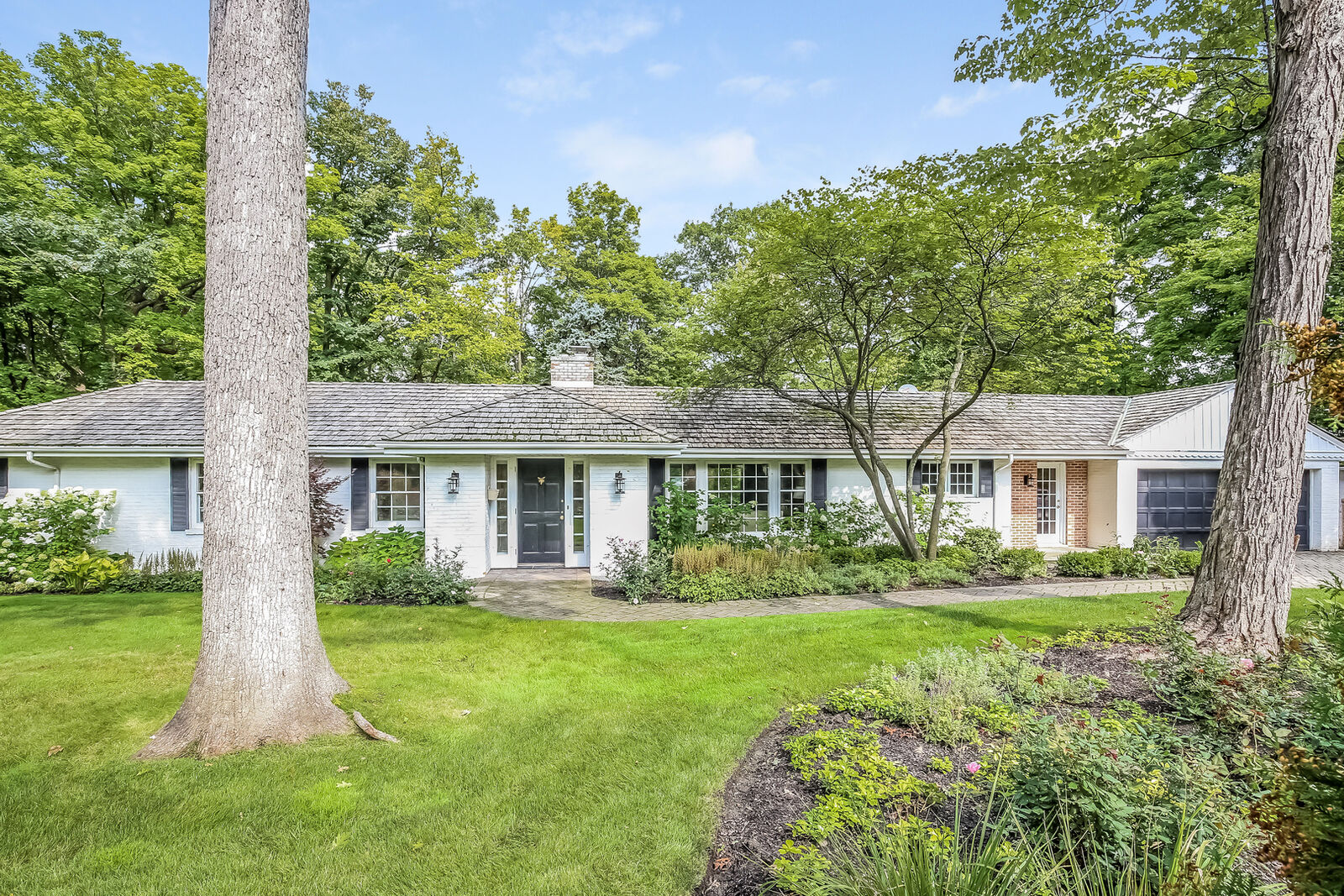 Property Photo: 1020 East Westleigh Road IL 60045