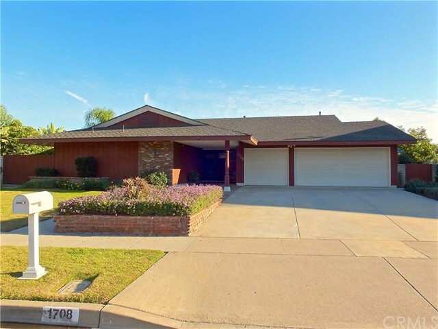 Property Photo: 1708 Yermo Place CA 92833