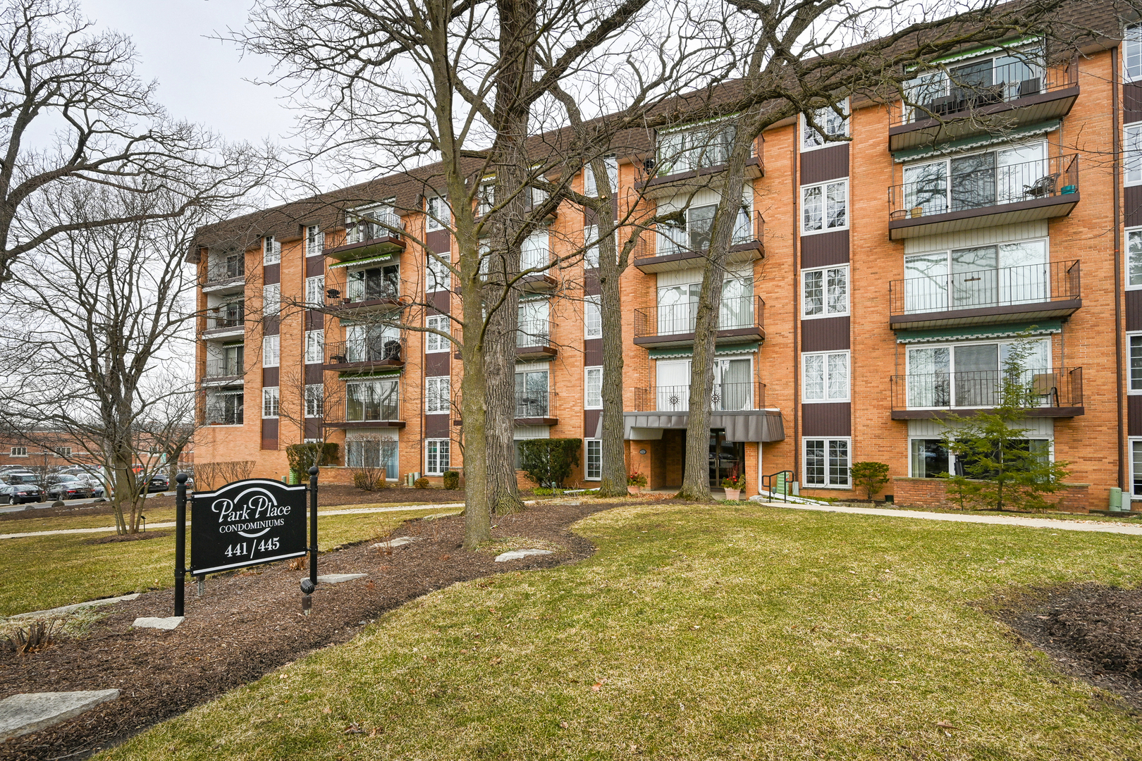 Property Photo:  441 North Park Boulevard 2B  IL 60137 