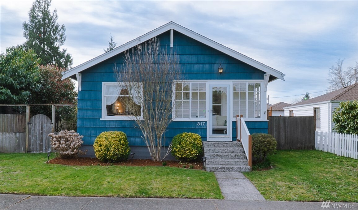 Property Photo:  317 Pike St NE  WA 98002 