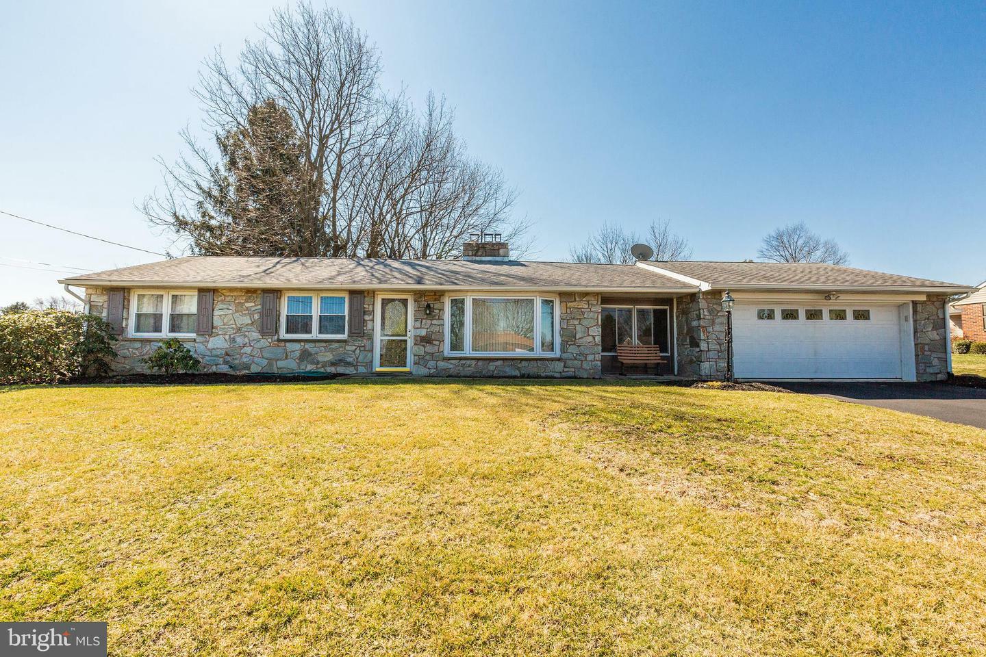 Property Photo:  6 Cedar Drive  PA 17584 