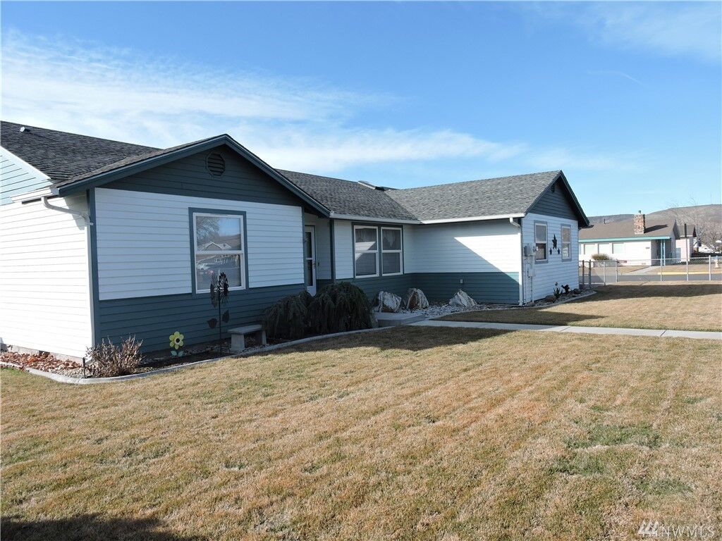 Property Photo:  706 2nd Ave SE  WA 98823 