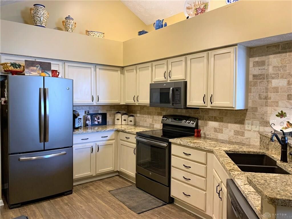 Property Photo: 37 Villa Pointe Drive OH 45066