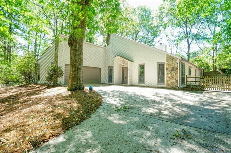 Property Photo: 1366 Springwood Drive 30012