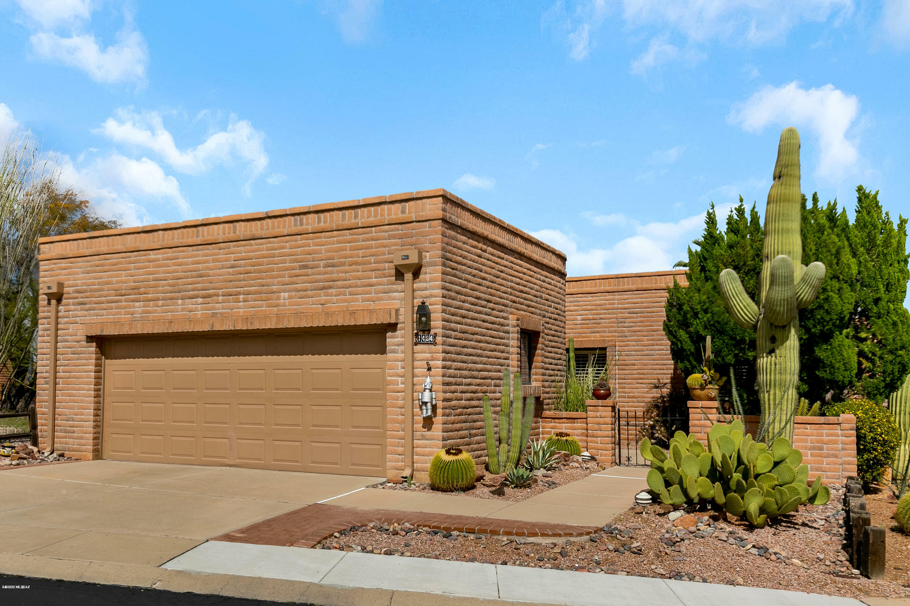 Property Photo:  1484 W Va De La Gloria  AZ 85622 