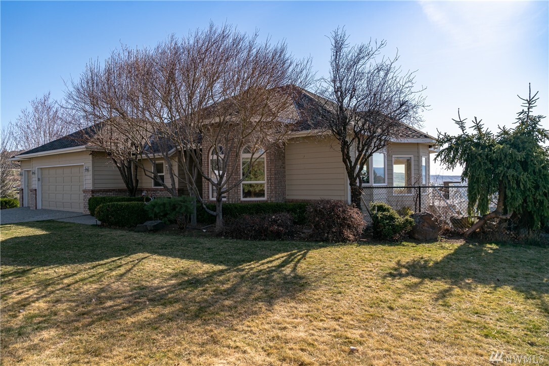 Property Photo: 3945 W Eaglerock Drive WA 98801