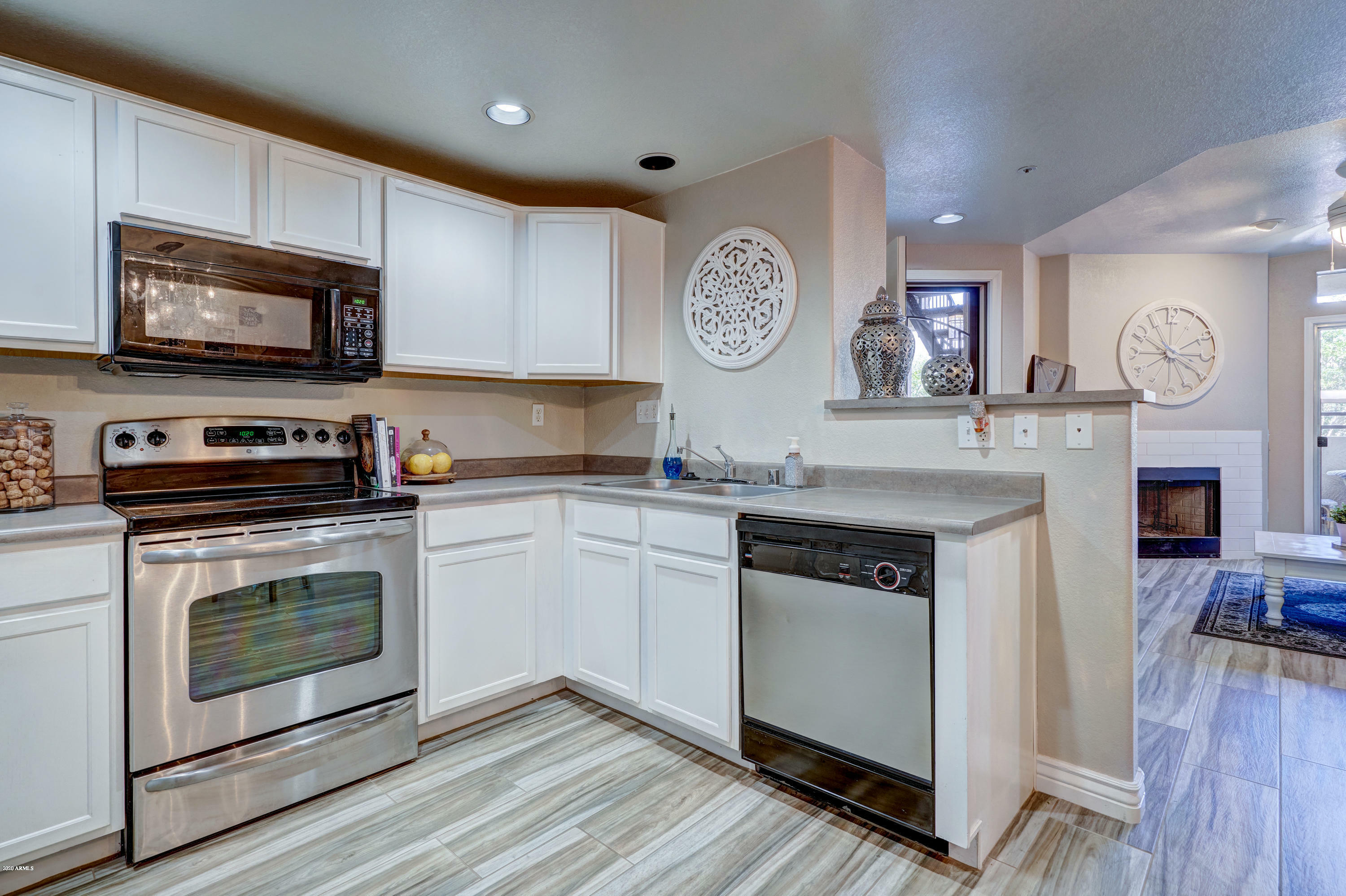 Property Photo:  10410 N Cave Creek Road 1050  AZ 85020 