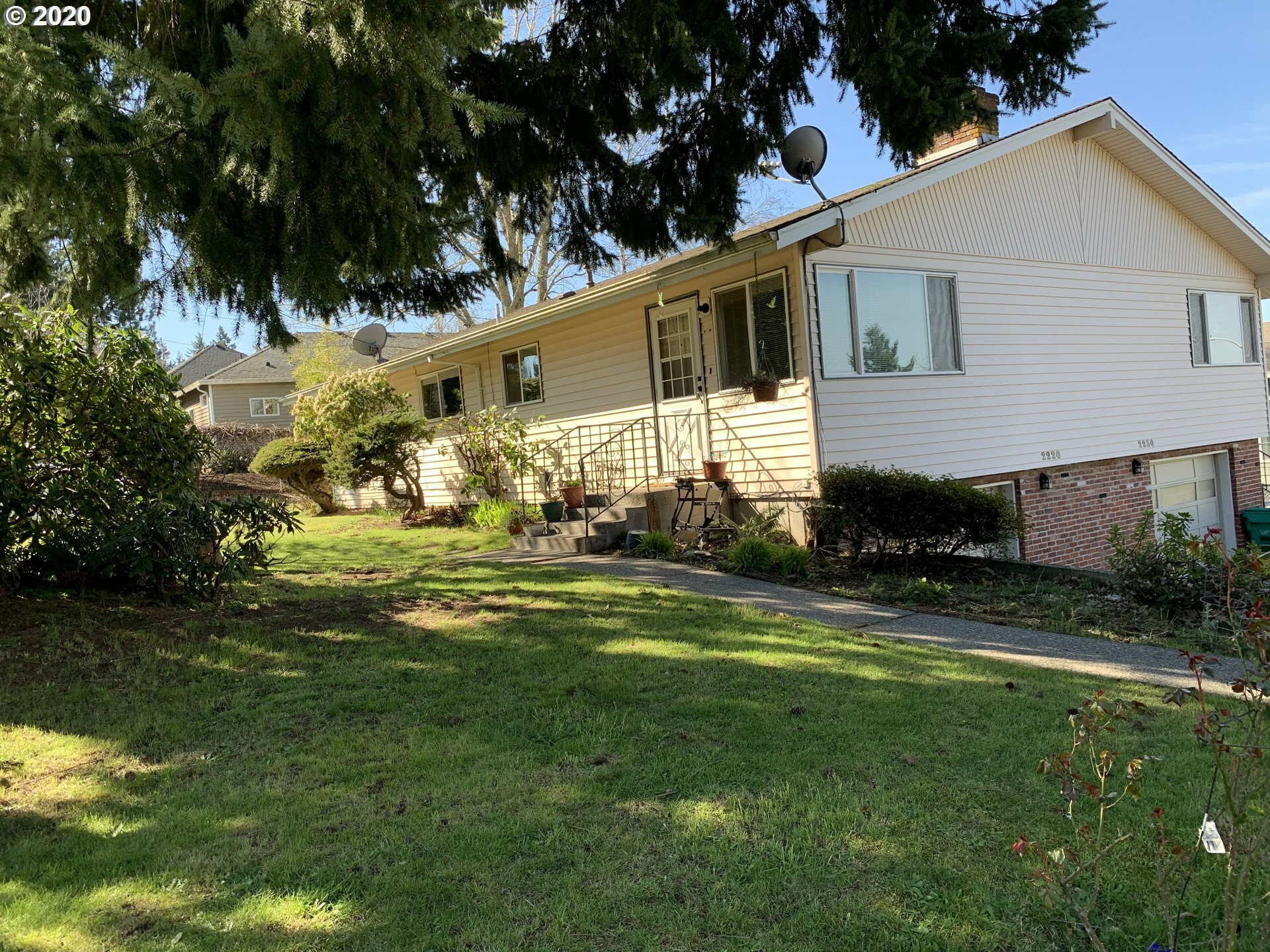 Property Photo: 2220 NW 7th Pl OR 97030