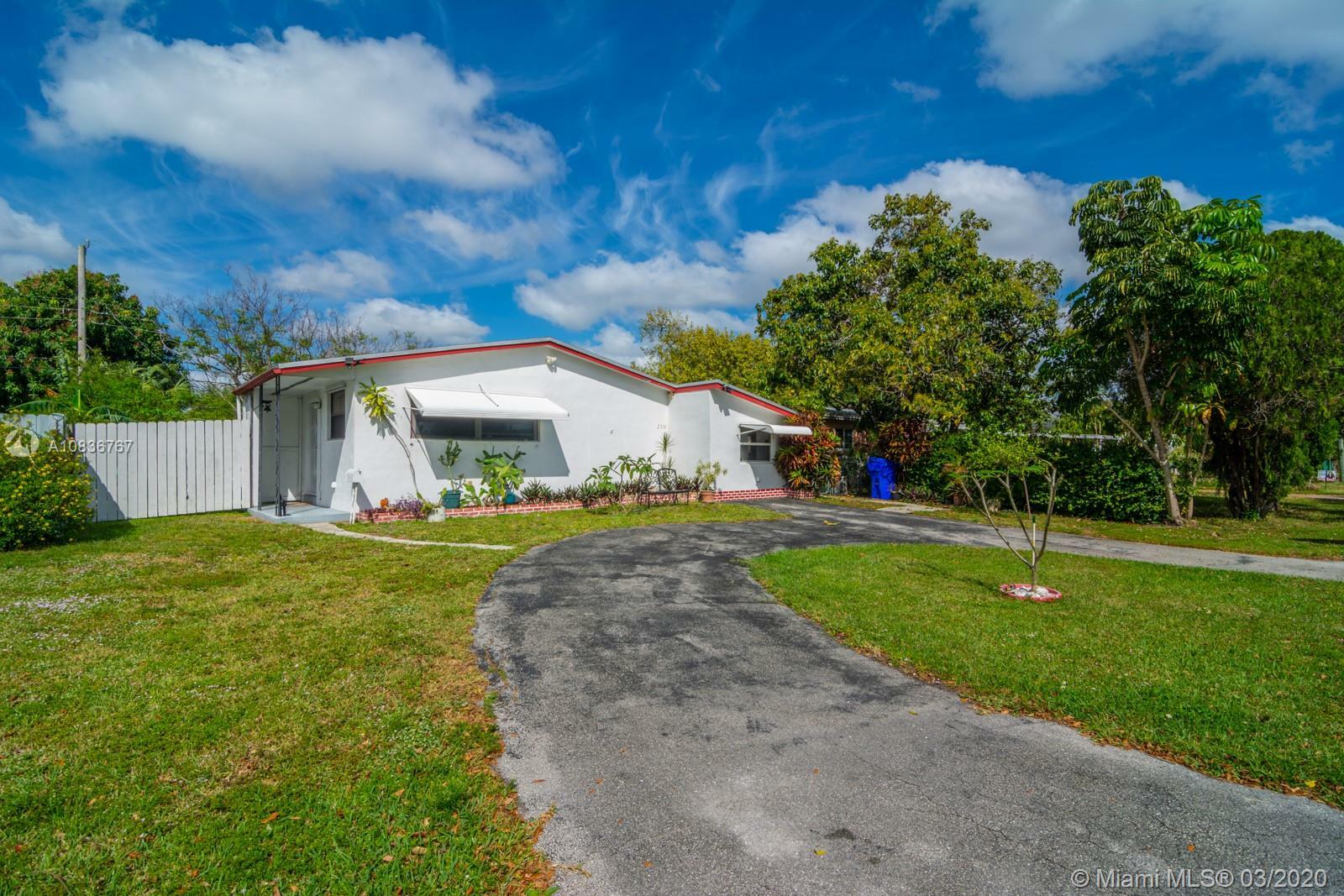 Property Photo:  2310 N 61st Ave  FL 33024 