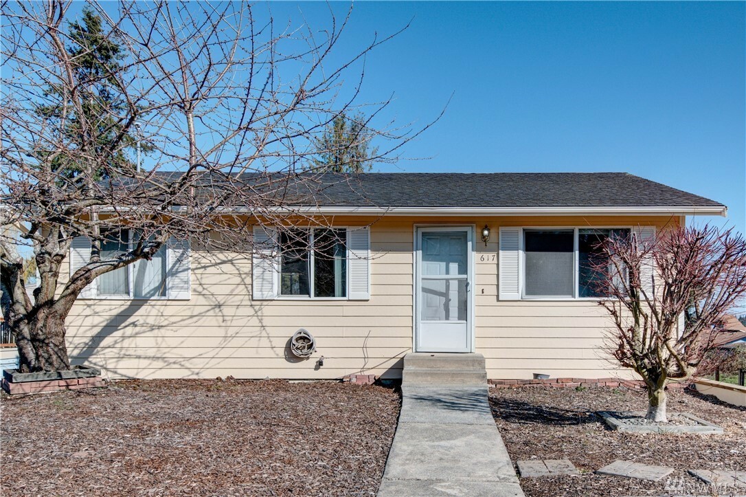 Property Photo:  617 Lopez Ave  WA 98362 