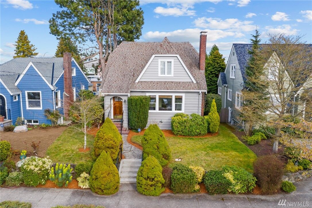 Property Photo:  3026  27th Avenue W  WA 98199 