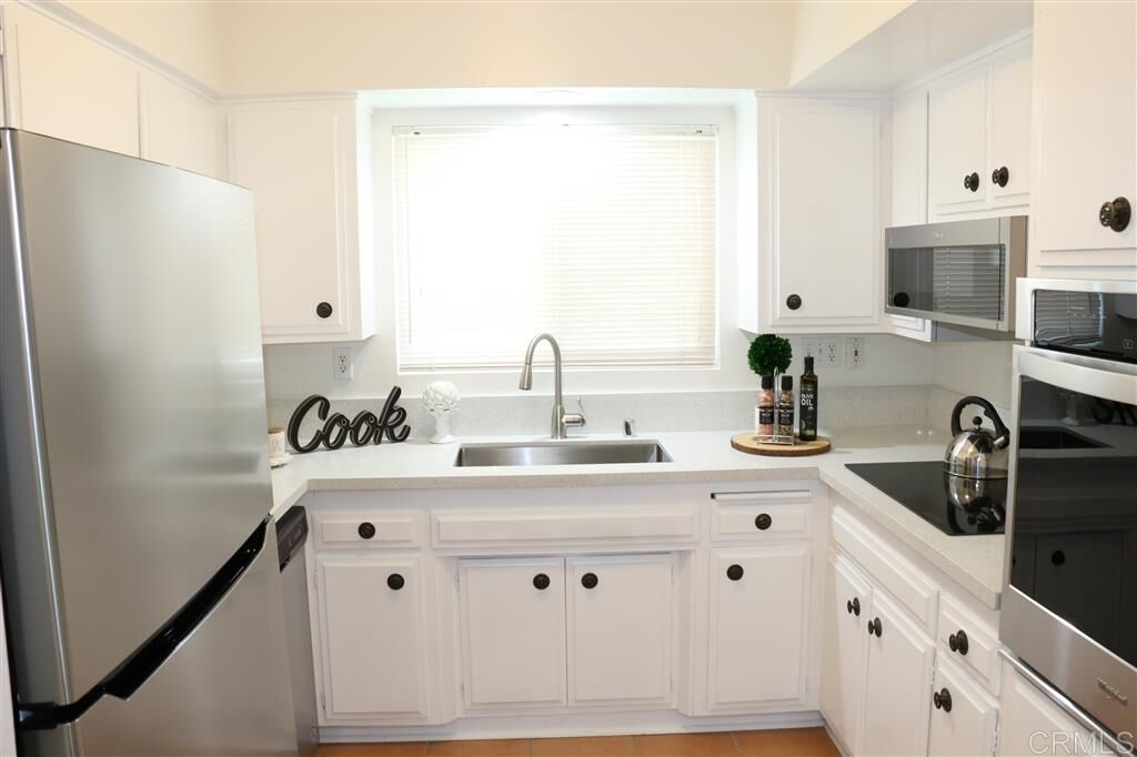 Property Photo:  3615 Vista Bella 14  CA 92057 