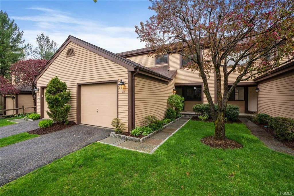 Property Photo:  44 Deerfield Lane 4-4  NY 10562 