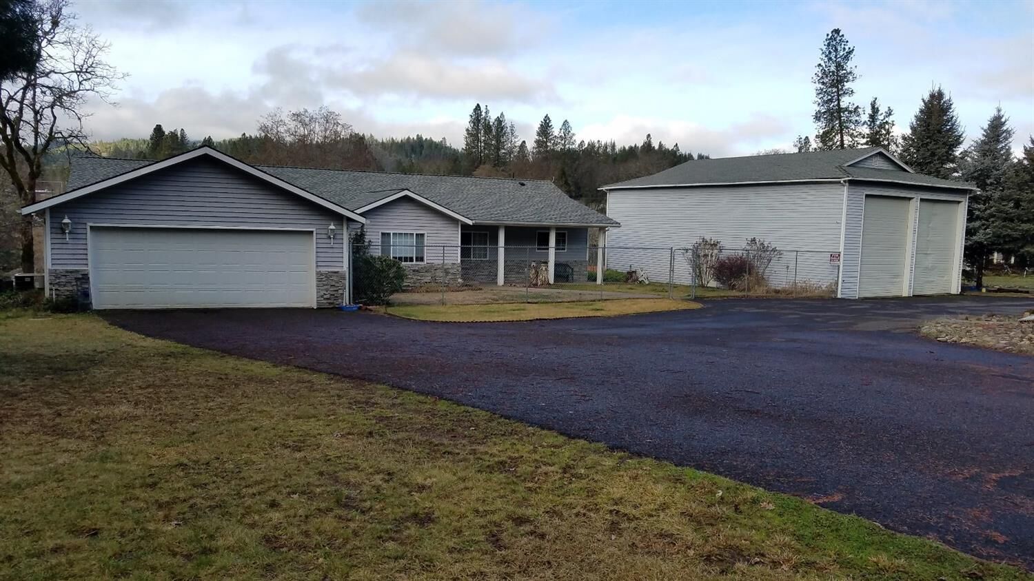 Property Photo: 1101 Old Ferry Road OR 97539