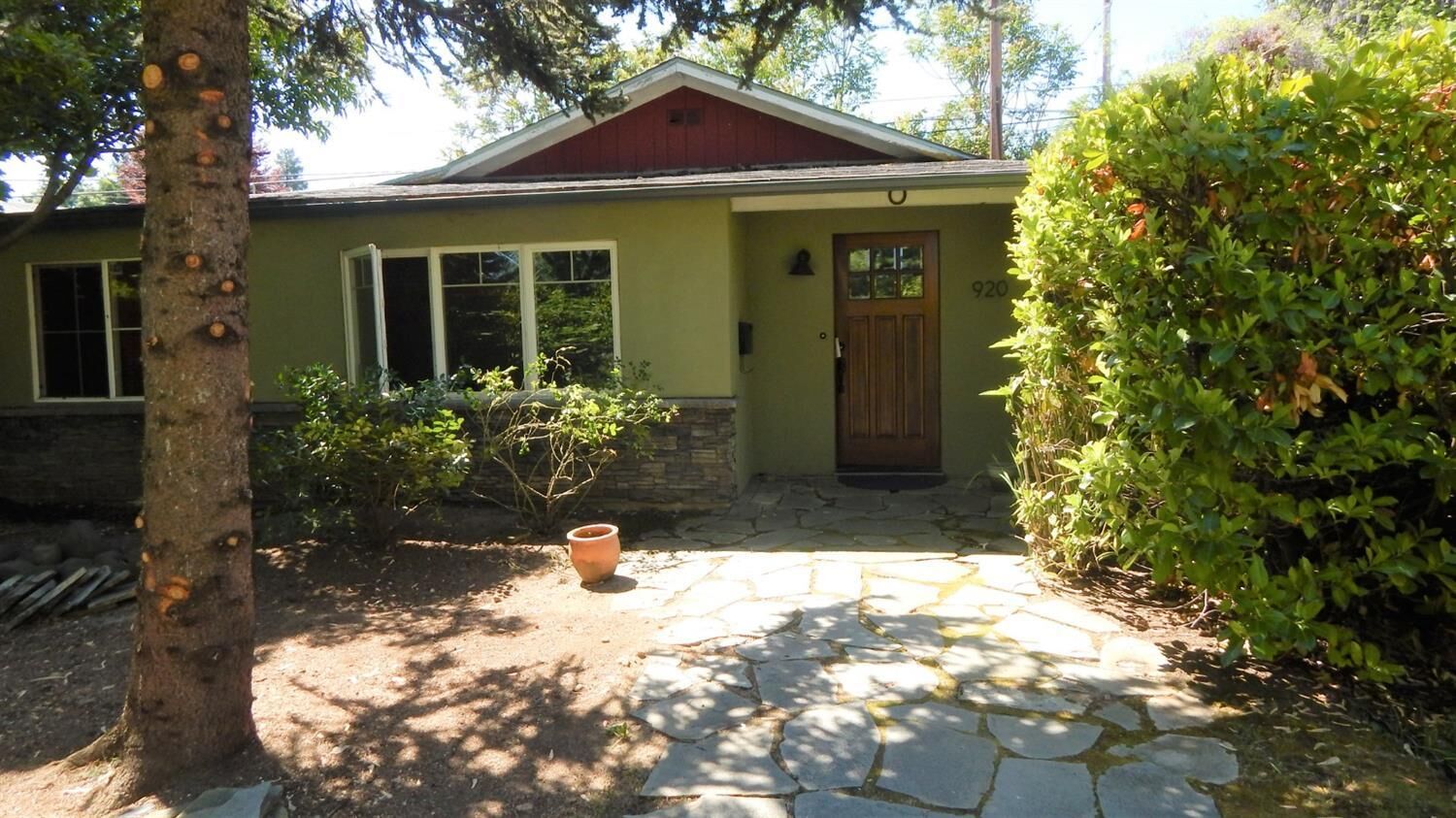 Property Photo: 920 Queen Anne Avenue OR 97504