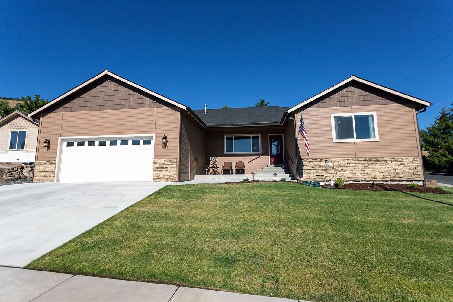 Property Photo:  981 Carlson Drive  OR 97603 