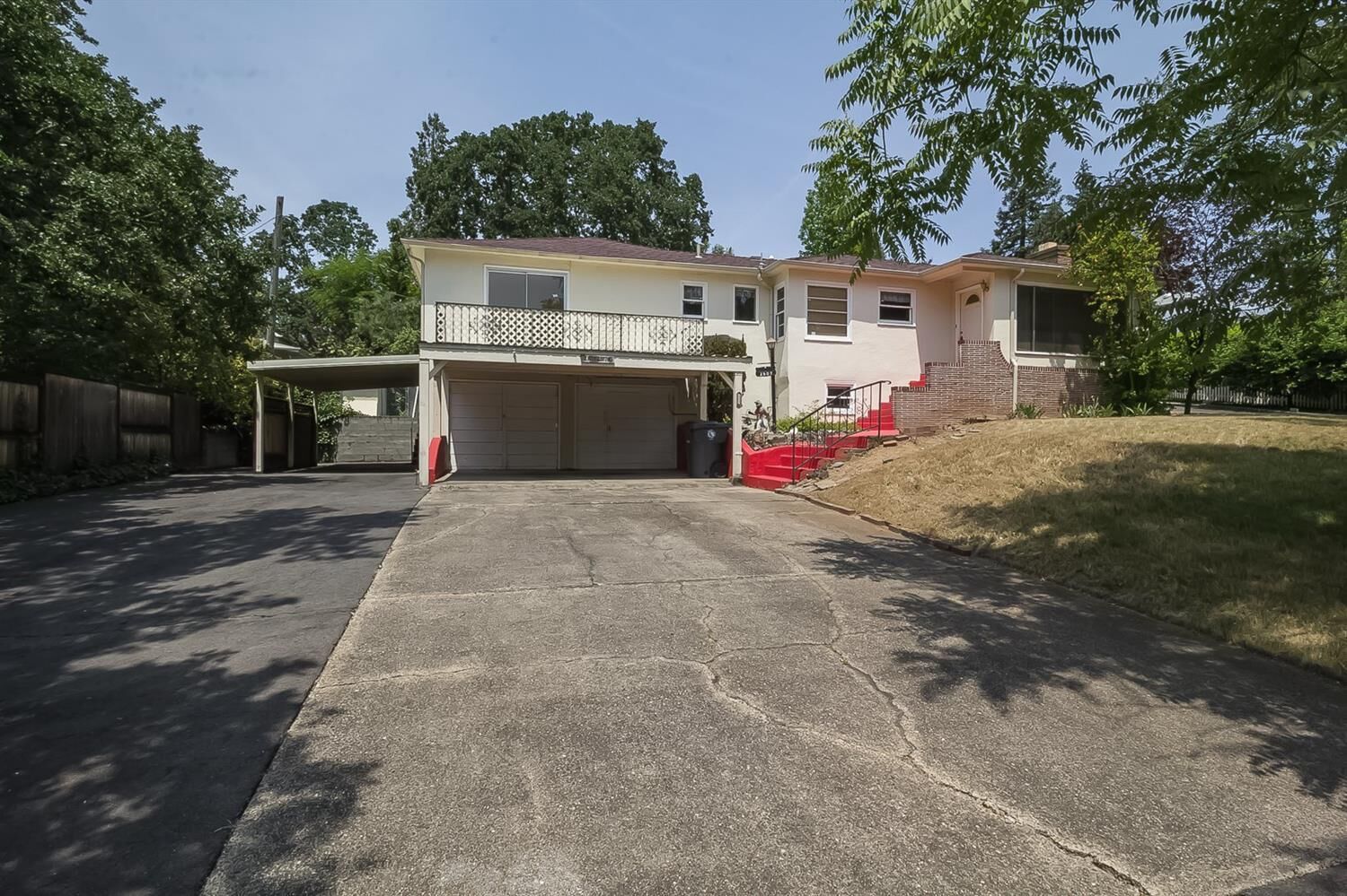 Property Photo: 2607 Eastover Terrace OR 97504