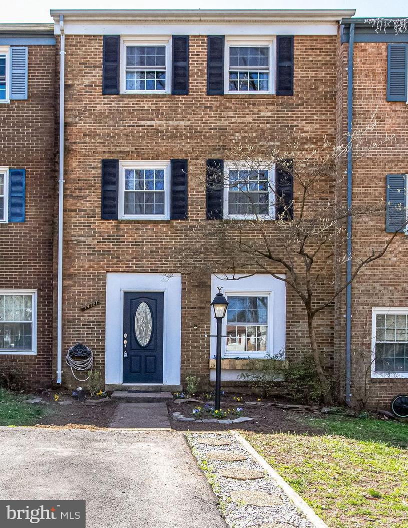 Property Photo: 14721 Bentley Square VA 20120