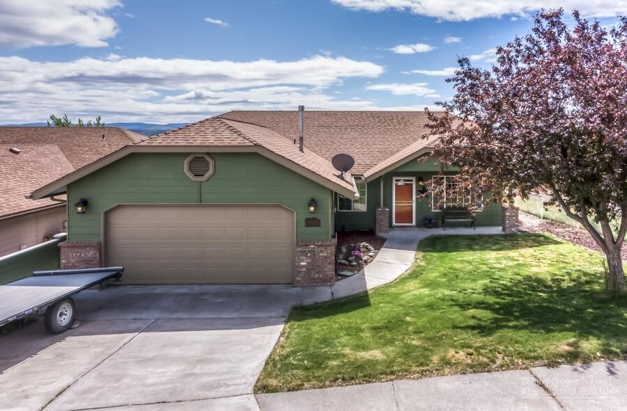 Property Photo:  817 SW Sunnyside Drive  OR 97741 