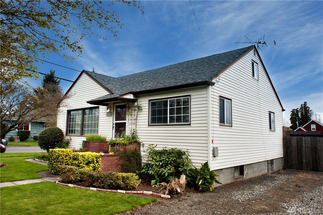 Property Photo:  1170 9th Ave  WA 98632 