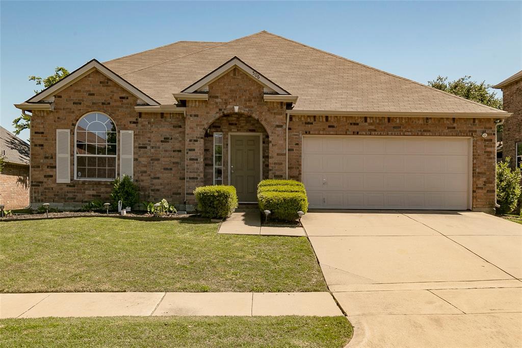 Property Photo: 506 Cassia Way TX 76002