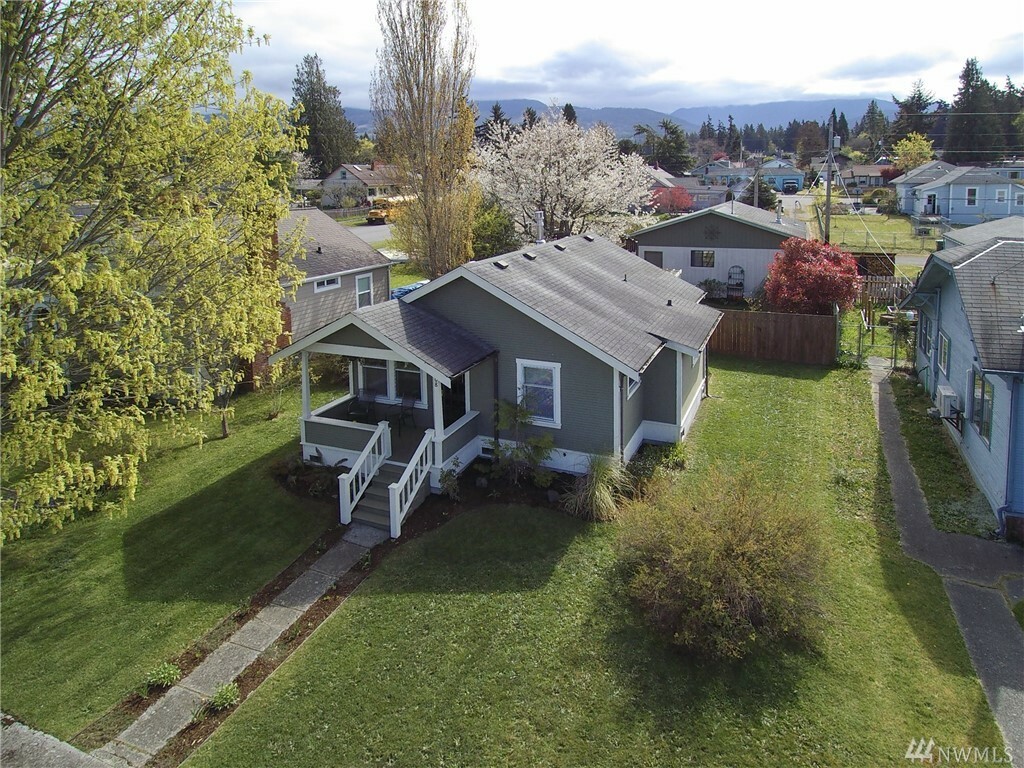 Property Photo:  608 W 9th St  WA 98362 