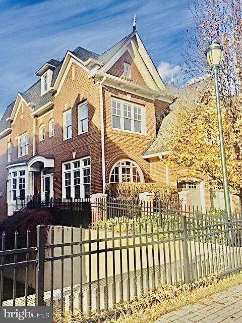 Property Photo:  43702 Burning Sands Terrace  VA 20176 