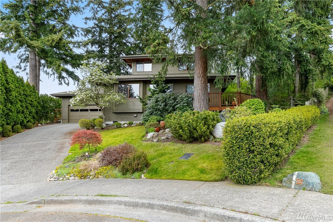 Property Photo:  1106 W Racine St  WA 98229 