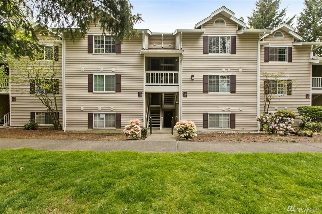 Property Photo:  19230 Forest Park Dr NE L340  WA 98155 