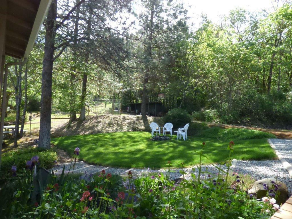Property Photo: 1068 Wards Creek Road OR 97537