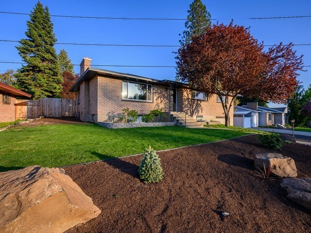 Property Photo: 7306 N Fox Point Dr WA 99208