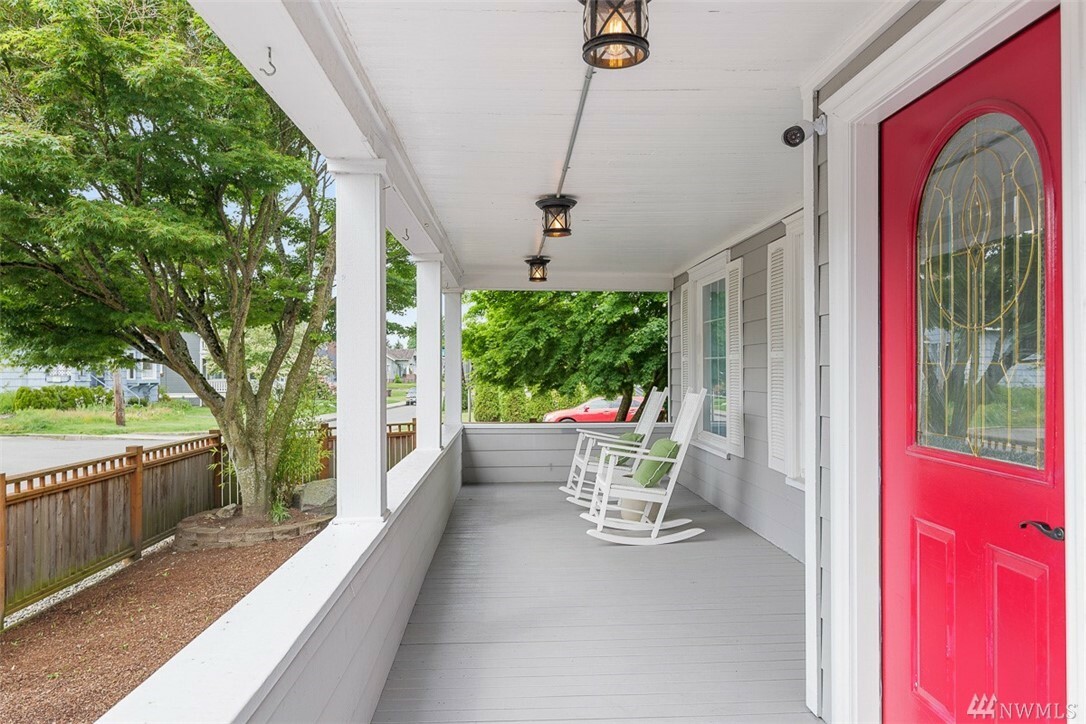 Property Photo: 801 Laurel Dr WA 98201