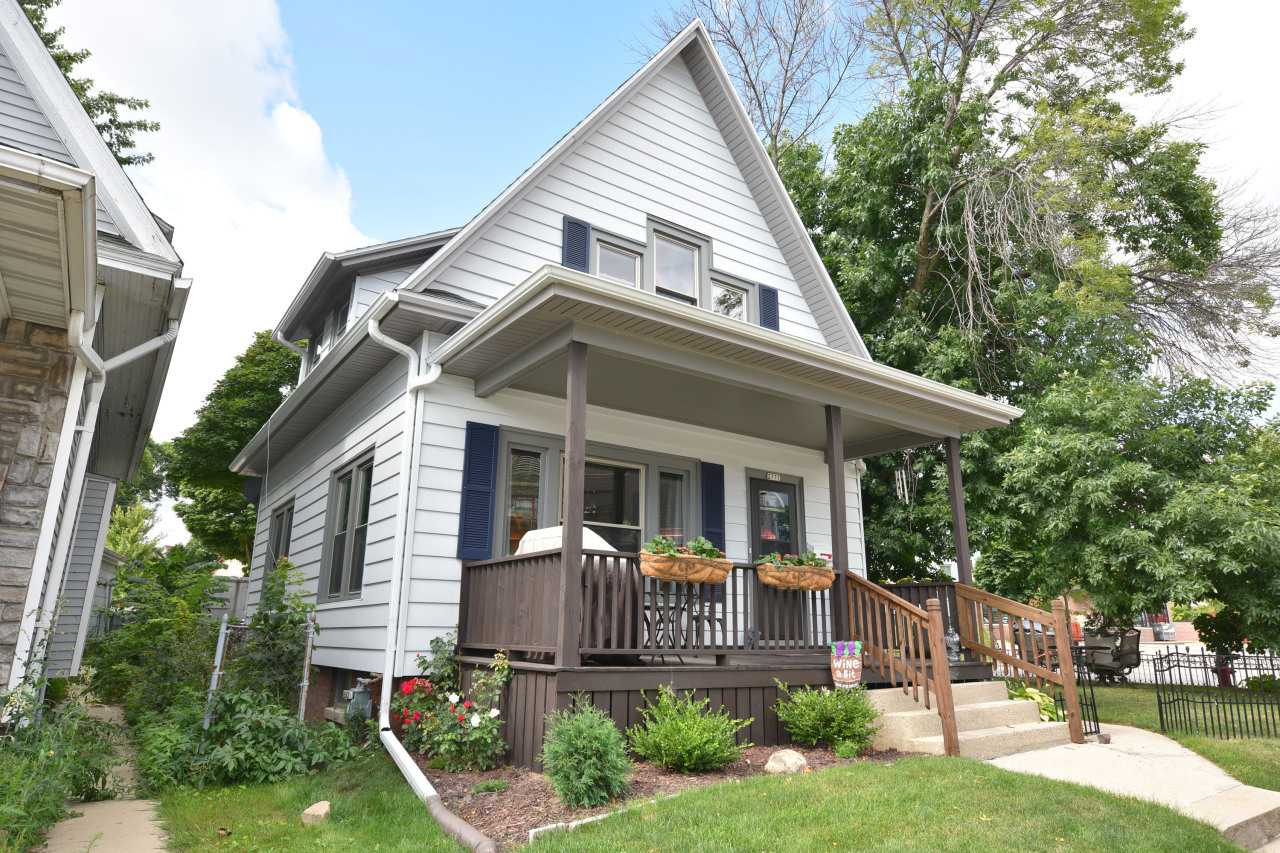 Property Photo:  2777 S Kinnickinnic Ave  WI 53207 