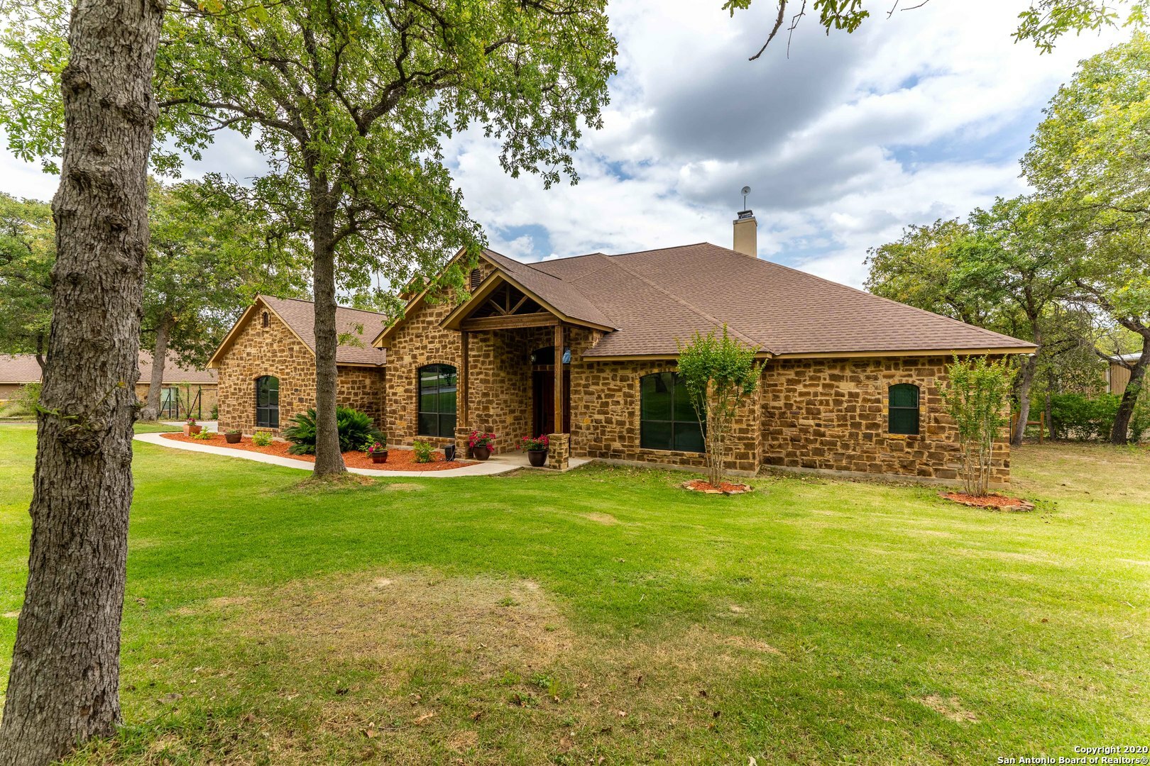 Property Photo:  208 Rosewood Dr  TX 78121 