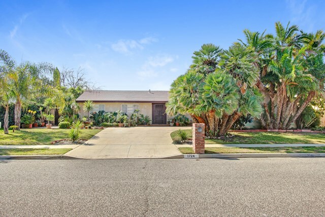 Property Photo:  1724 Moore Street  CA 93065 