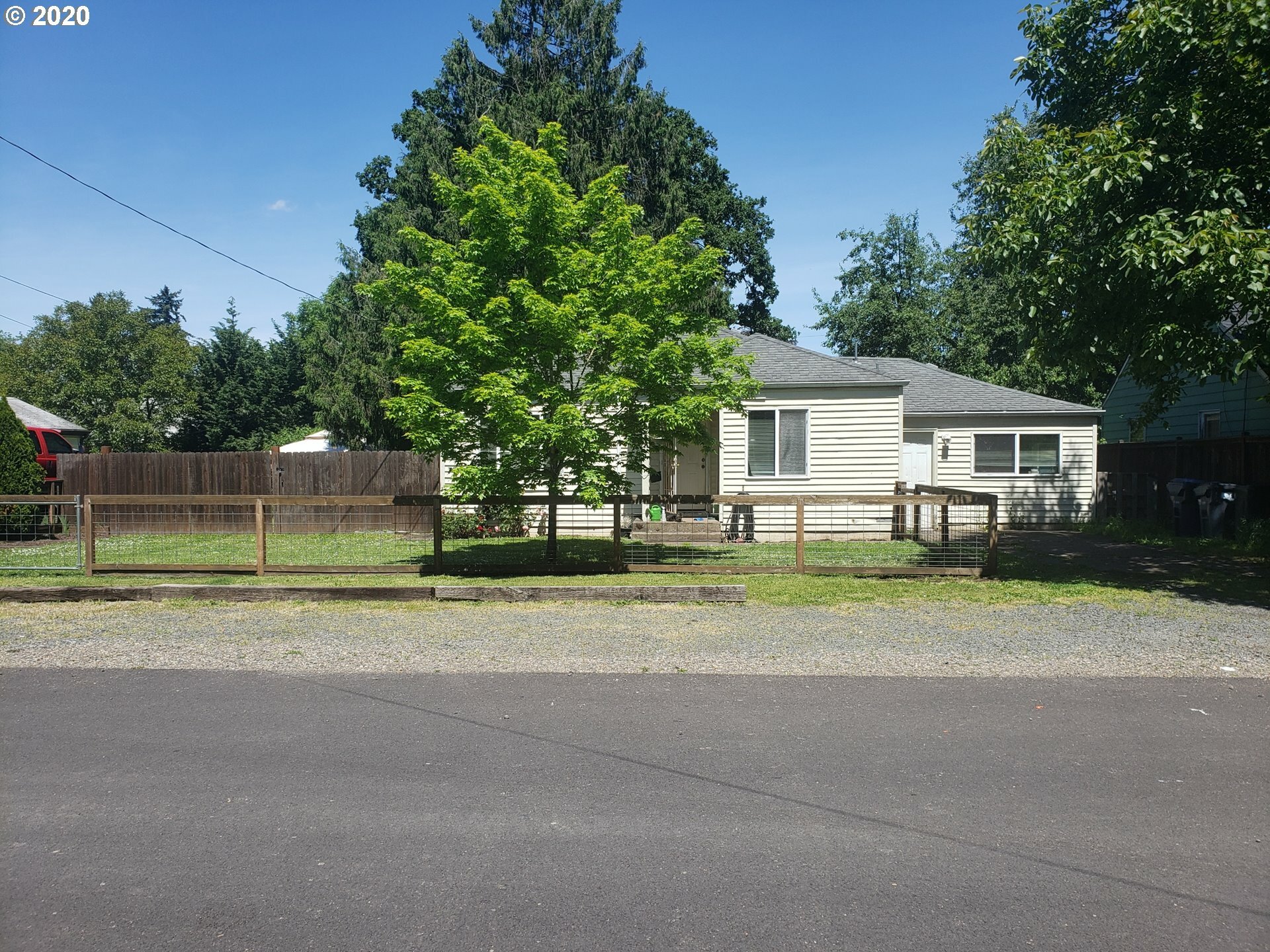 Property Photo:  2535 Wood Ave  OR 97402 