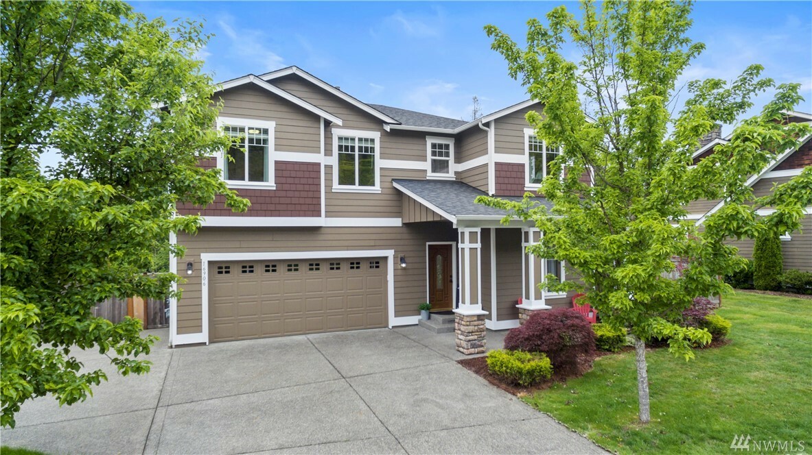 Property Photo:  16906 W Hill Dr E  WA 98391 